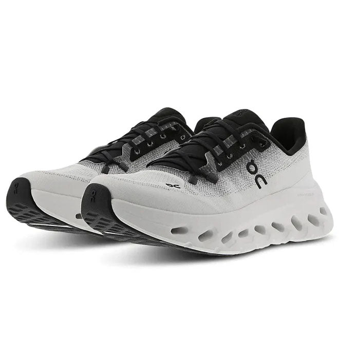 On Running Cloudtilt Black Ivory zijkant met zwarte upper en CloudTec Phase zool