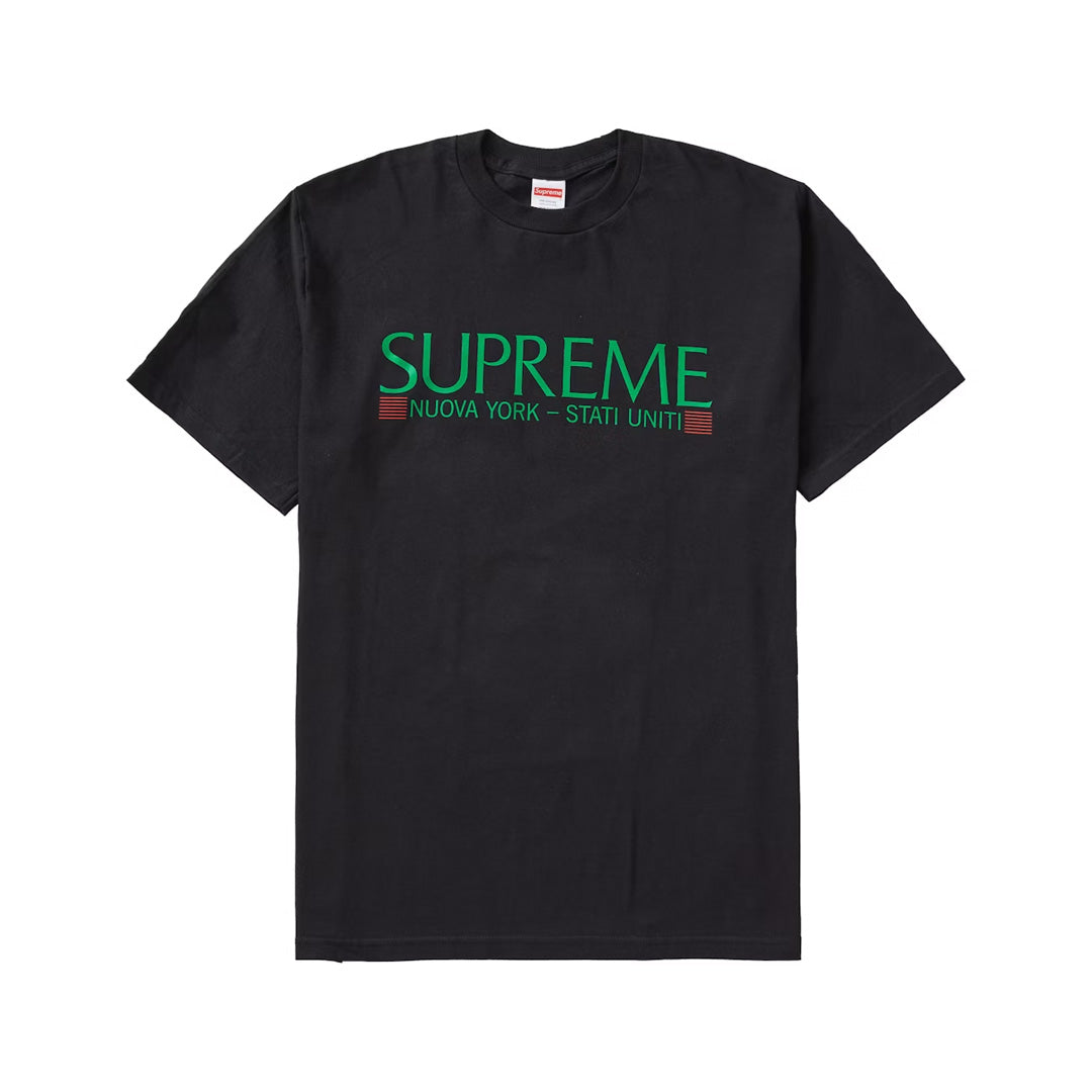 Supreme nuova Tee black front view zwart T-shirt met Supreme graphic