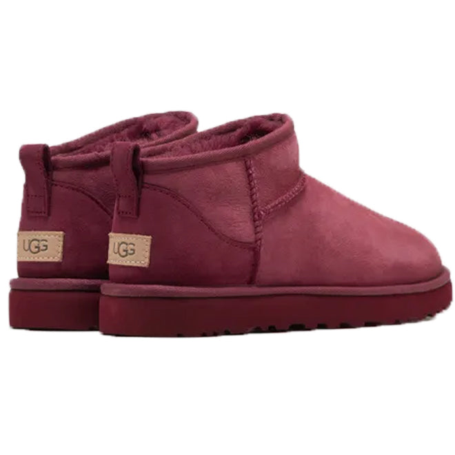 UGG Classic Ultra Mini Boot Dark Peony achterkant hiel en UGG logo detail