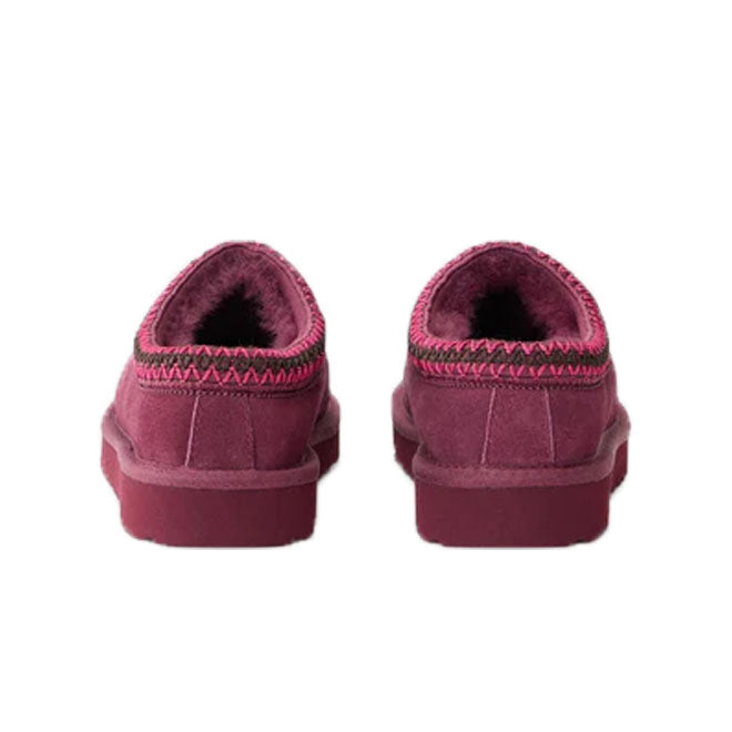 UGG Tasman II Slipper Burnt Magenta achterkant hiel en UGG logo detail