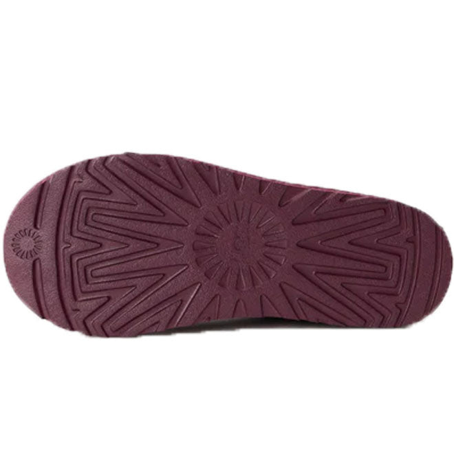 UGG Tasman II Slipper Burnt Magenta on feet gedragen opvallende slipper outfit