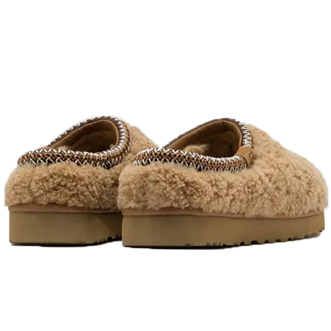 UGG Tasman Maxi Curly Slipper Chestnut achterkant hiel en UGG logo detail