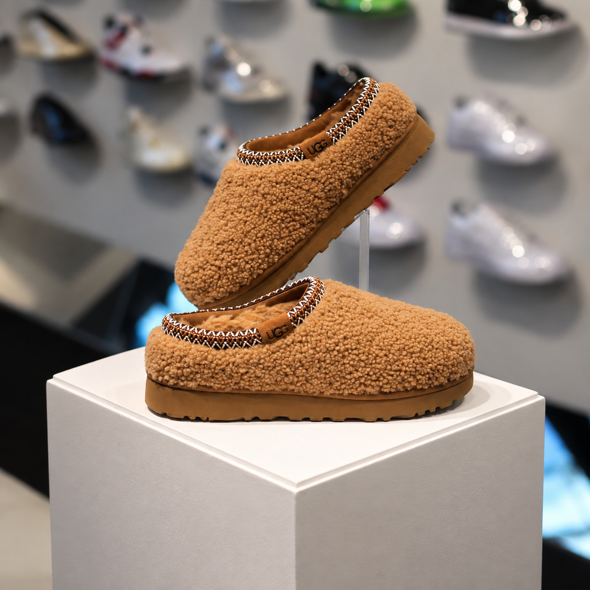 UGG Tasman Maxi Curly Slipper Chestnut in de winkel met echte kleur en zachte curly afwerking