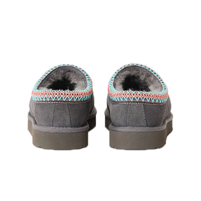 UGG Tasman Slipper Dark Grey achterkant hiel en UGG logo detail