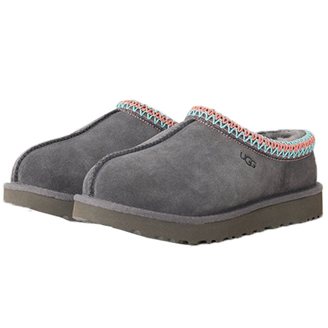 UGG Tasman Slipper Dark Grey zijkant suede en stiksel detail