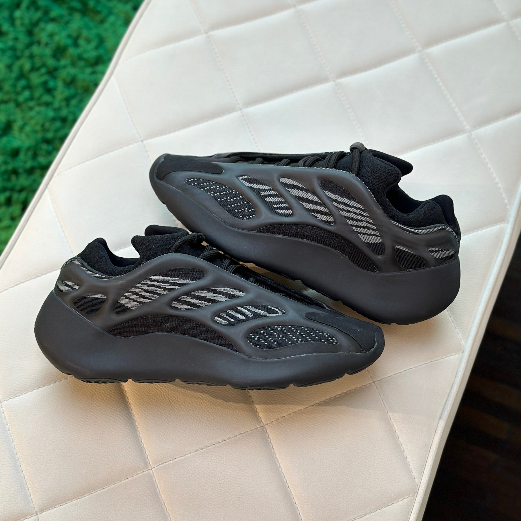 Adidas Yeezy 700 V3 Dark Glow in store foto echte kleur en look