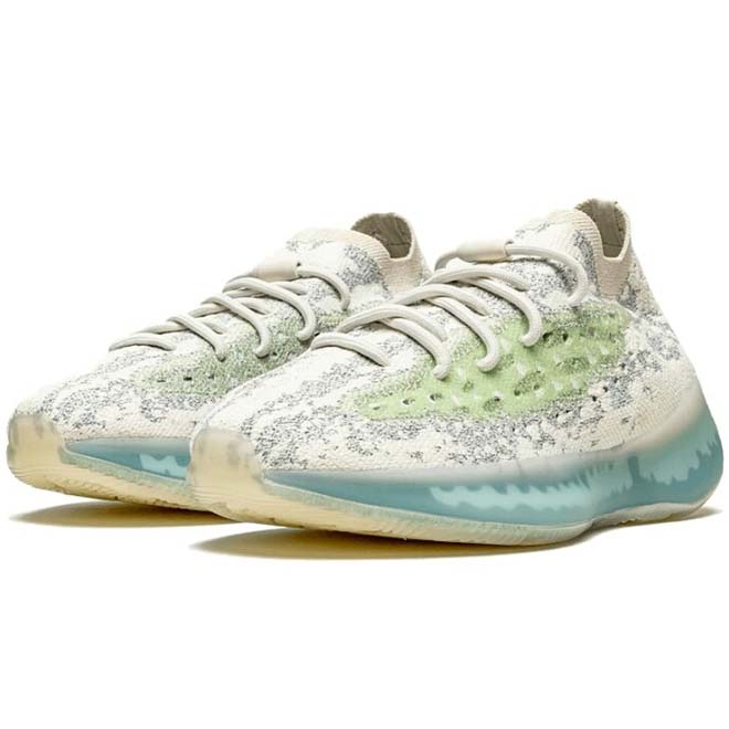 Adidas Yeezy Boost 380 Alien Blue schuin voor zijaanzicht met blauwe Primeknit details