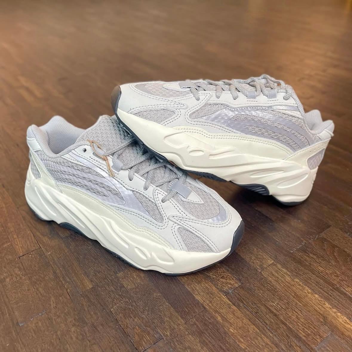 Adidas Yeezy Boost 700 V2 Static in store foto echte kleur en look