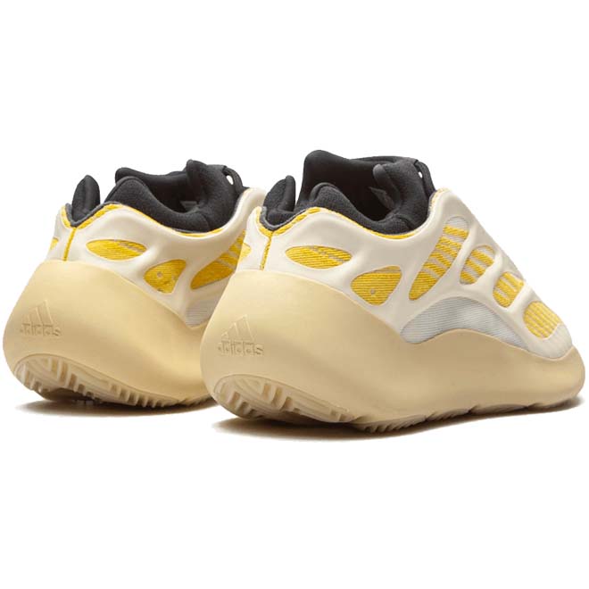 Adidas Yeezy Boost 700 V3 Safflower schuin achter zijaanzicht met glow cage en futuristisch design