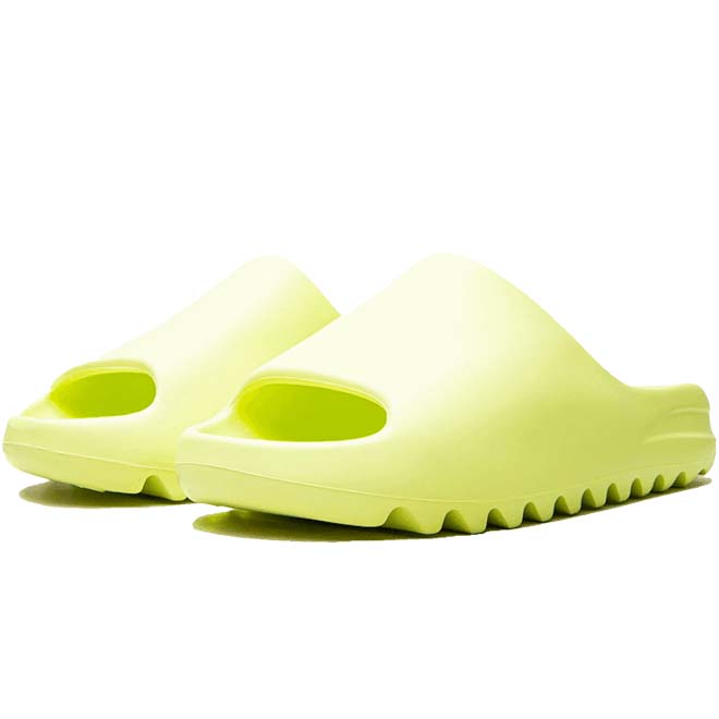 Adidas Yeezy Slide Glow Green schuin voor zijaanzicht met opvallend groen EVA foam design