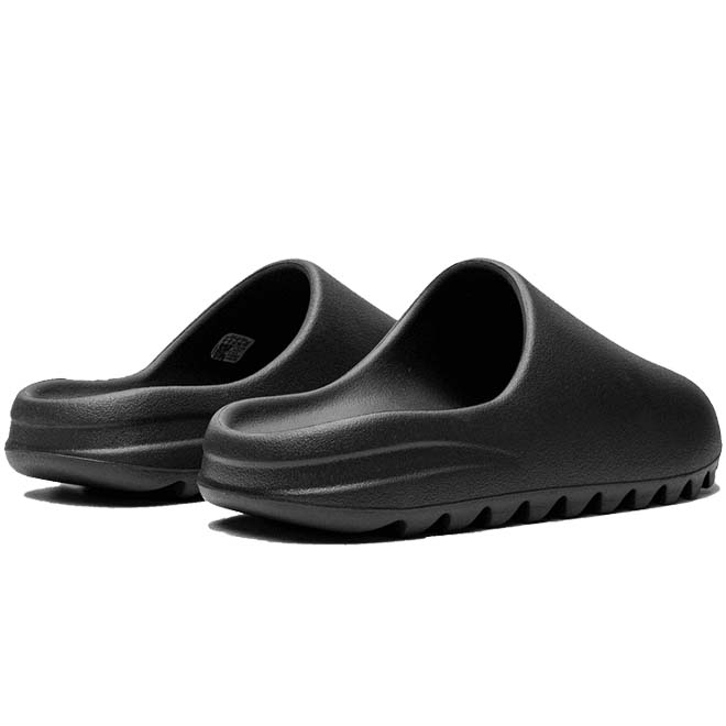 Adidas Yeezy Slide Onyx achterkant hiel en vorm detail