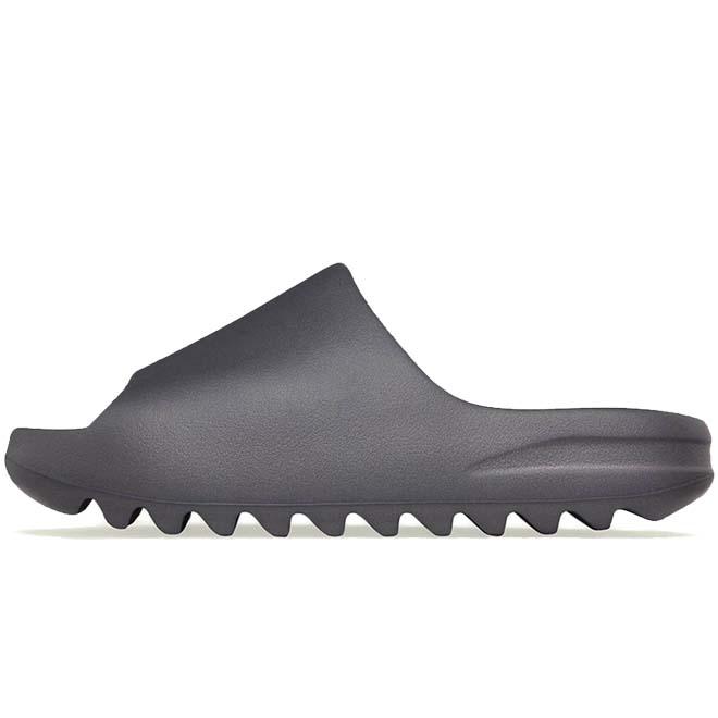 Adidas Yeezy Slide Slate Grey volledig zijaanzicht met minimalistisch design en EVA foam zool