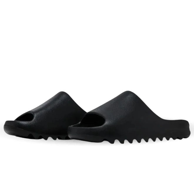 YZY YS-01 Black zijkant met minimalistisch design en comfortabele foam constructie