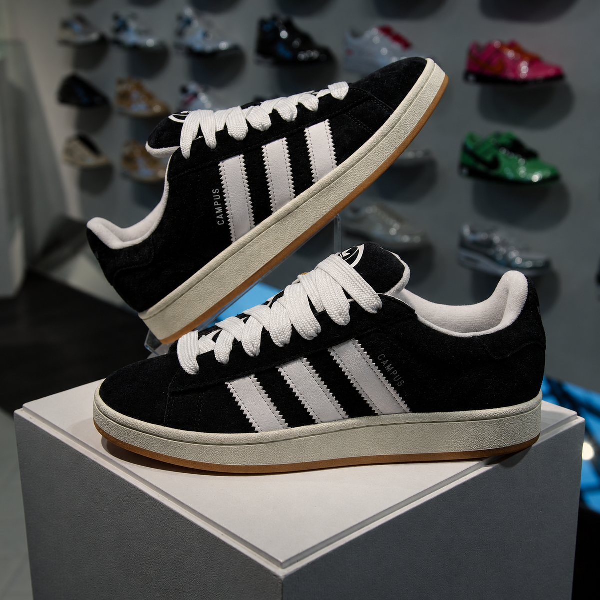 adidas Campus 00s Black in de winkel met echte kleur en premium zwarte suède afwerking