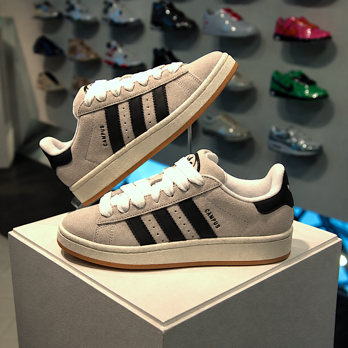 adidas Campus 00s Crystal White Core Black in de winkel met echte kleur en premium suède afwerking