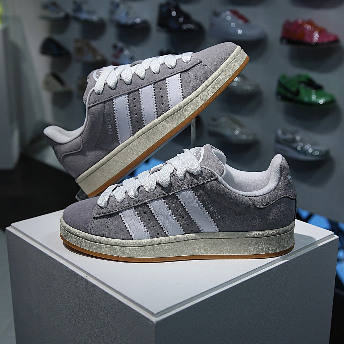 adidas Campus 00s Grey Gum in de winkel met echte kleur en premium grijze suède afwerking