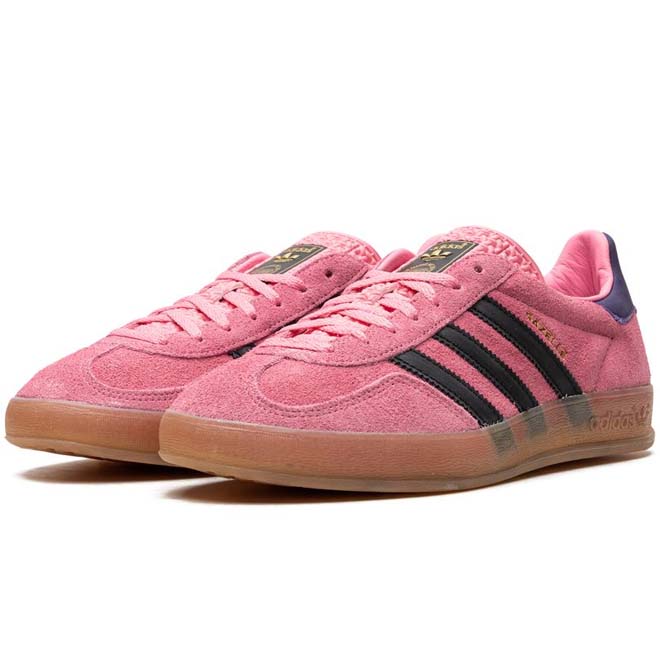 Adidas Gazelle Indoor Bliss Pink Purple zijkant paarse strepen en gum zool detail