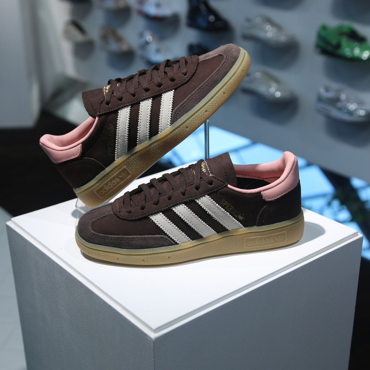 adidas Handball Spezial Dark Brown Wonder Mauve in de winkel met echte donkerbruine en roze kleuren en premium suède afwerking