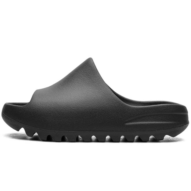Adidas Yeezy Slide Dark Onyx Kids front view zwarte slide minimal design