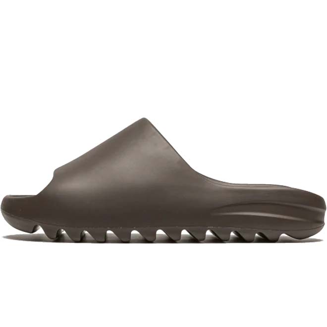 Adidas Yeezy Slide Soot front view donkerbruine slide minimal design