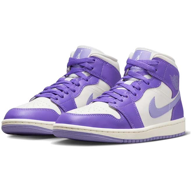 Air Jordan 1 Mid Action Grape dames volledig zijaanzicht met witte leren upper en paarse details