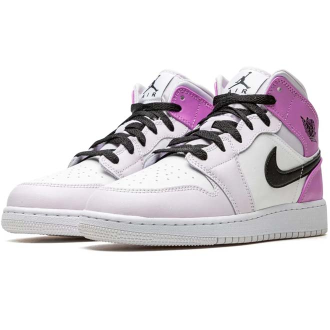 Air Jordan 1 Mid Barely Grape volledig zijaanzicht met witte leren upper en lichtpaarse details