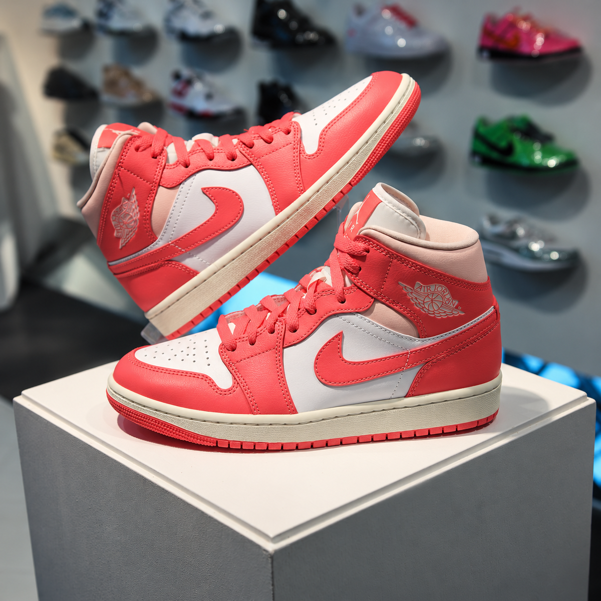 Air Jordan 1 Mid Strawberries And Cream W in de winkel met echte kleuren en premium leren afwerking