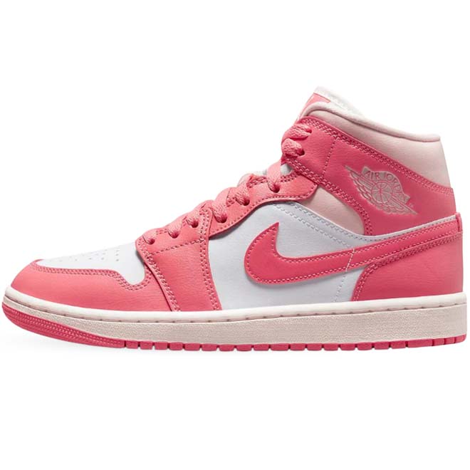 Air Jordan 1 Mid Strawberries And Cream dames volledig zijaanzicht met roze en creme leren upper
