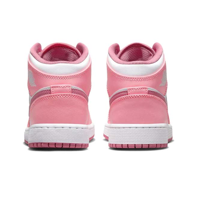 Air Jordan 1 Mid Valentines Day 2023 achterkant met Wings logo en roze details