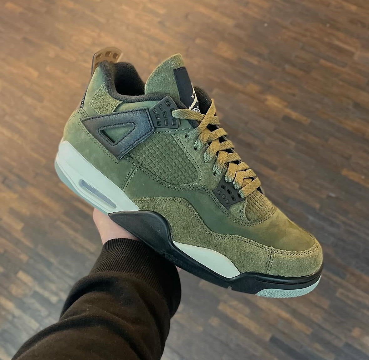 Air Jordan 4 Craft Medium Olive in store foto echte kleur en look