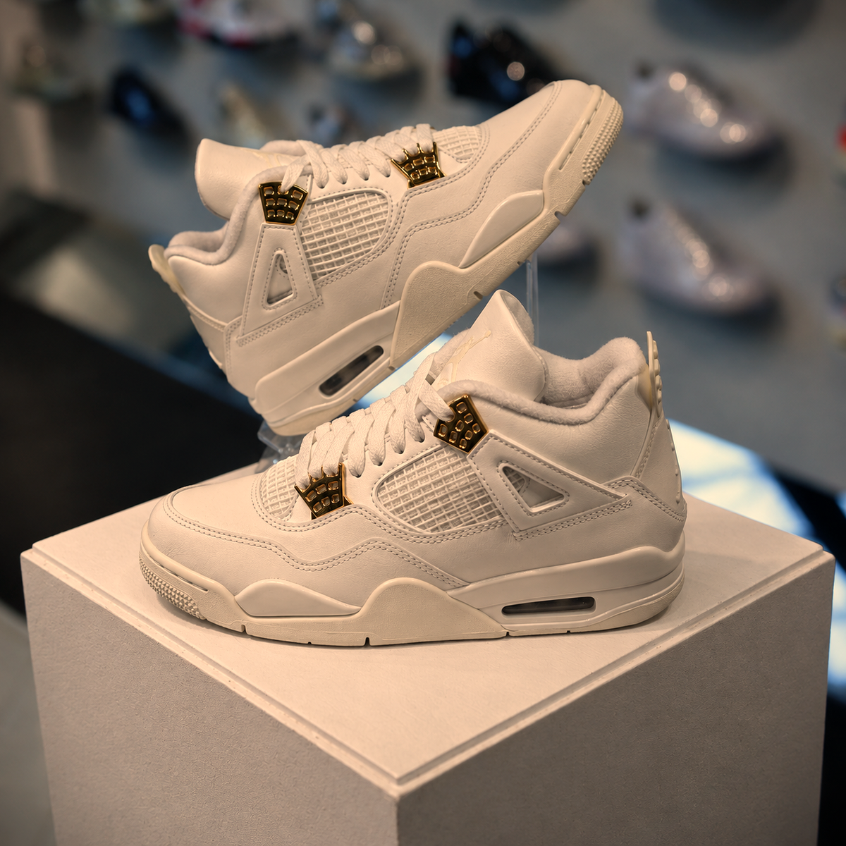 Air Jordan 4 Retro Metallic Gold in de winkel met echte kleur en premium leren afwerking