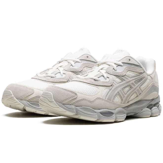ASICS Gel-NYC Cream Cloud Grey zijkant met mesh upper en zichtbare GEL demping