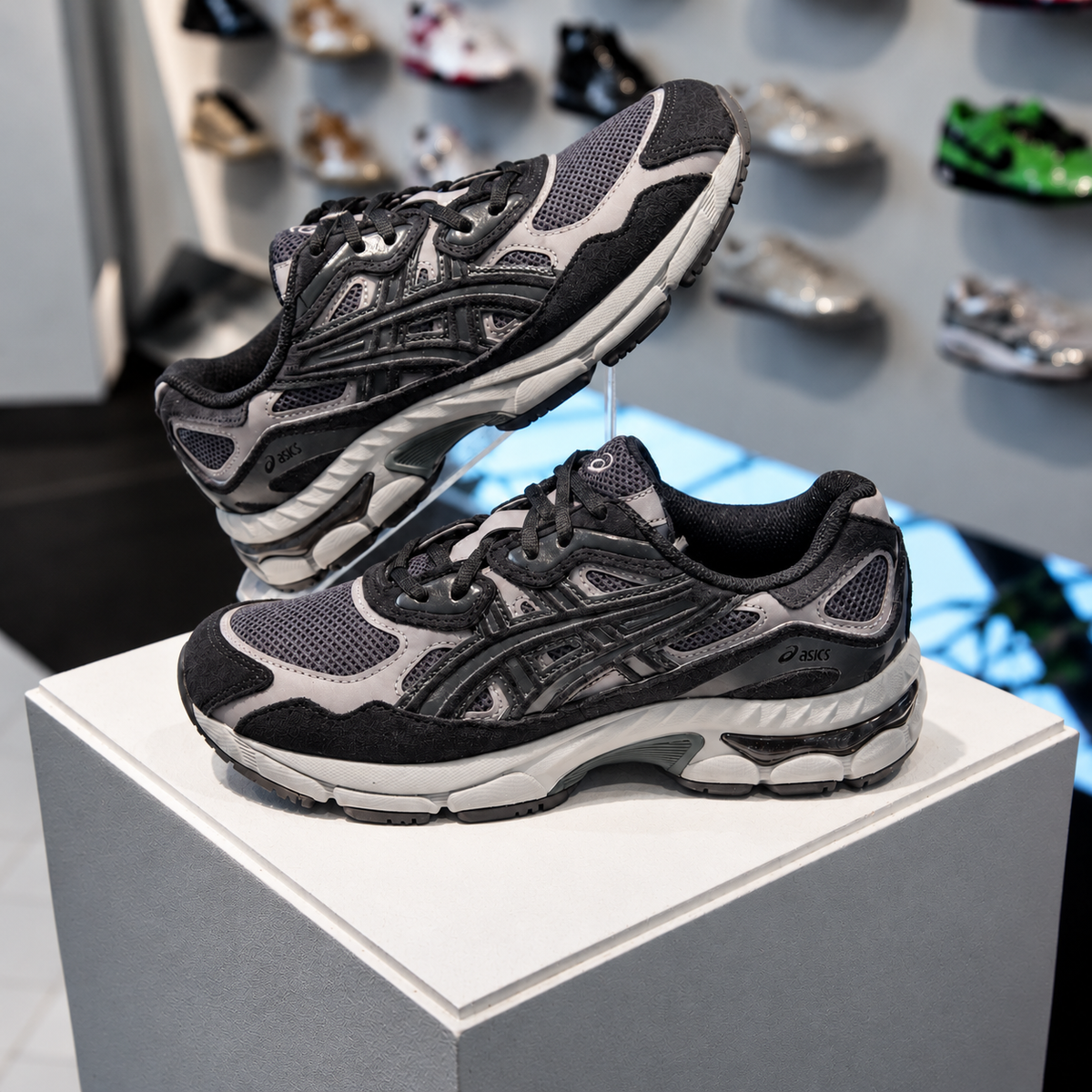 ASICS Gel-NYC Graphite Grey Black PS in de winkel met echte grijze en zwarte kleuren en sportieve afwerking