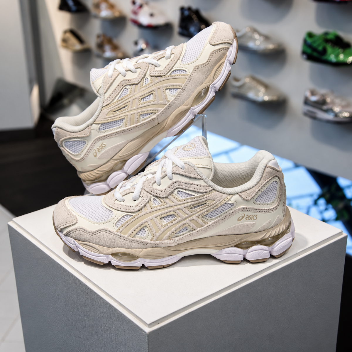 ASICS Gel-NYC White Feather Grey in de winkel met echte witte en lichtgrijze kleuren en premium afwerking