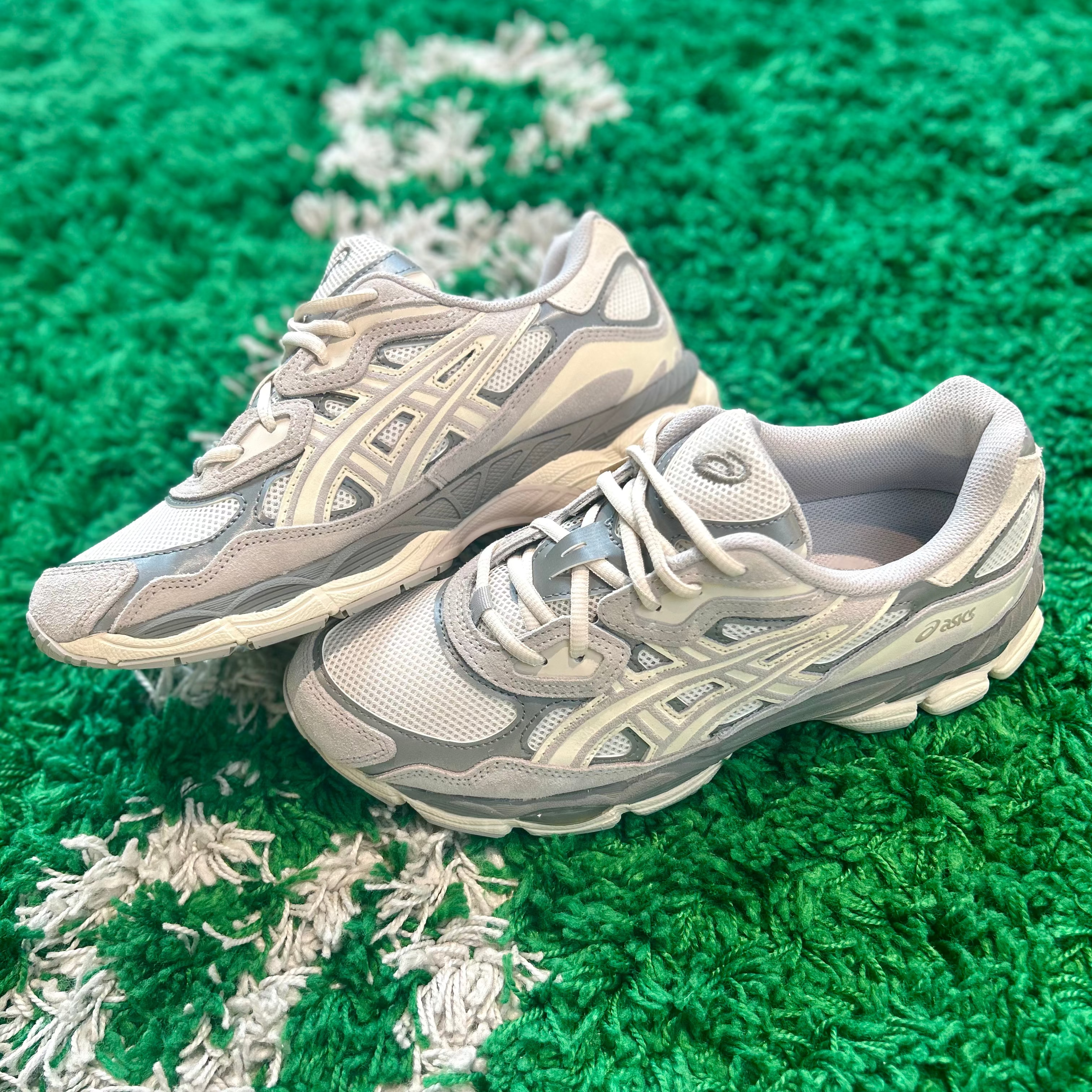 ASICS NYC Oyster Grey in store foto echte kleur en look