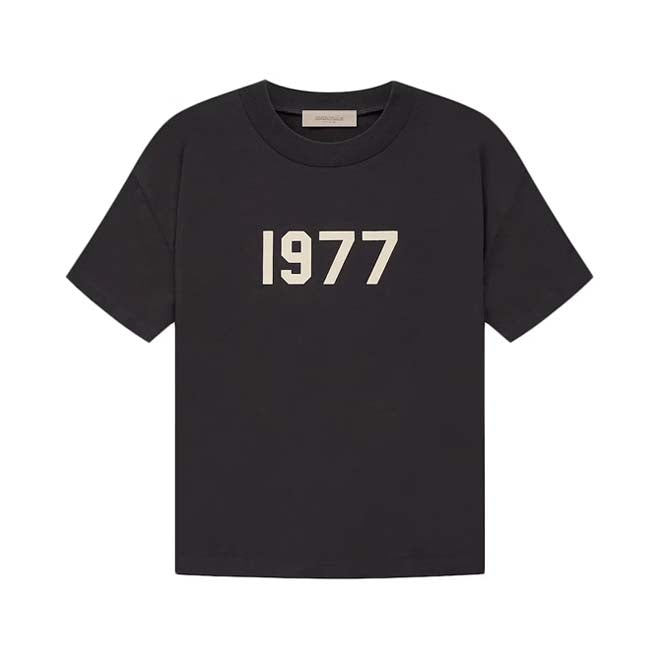 Fear of God Essentials 1977 Iron Summer Set t-shirt 1977 logo en hals detail