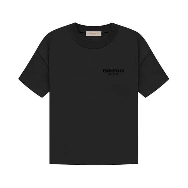 Fear of God Essentials SS25 Jet Black Summer Set t-shirt logo en hals detail