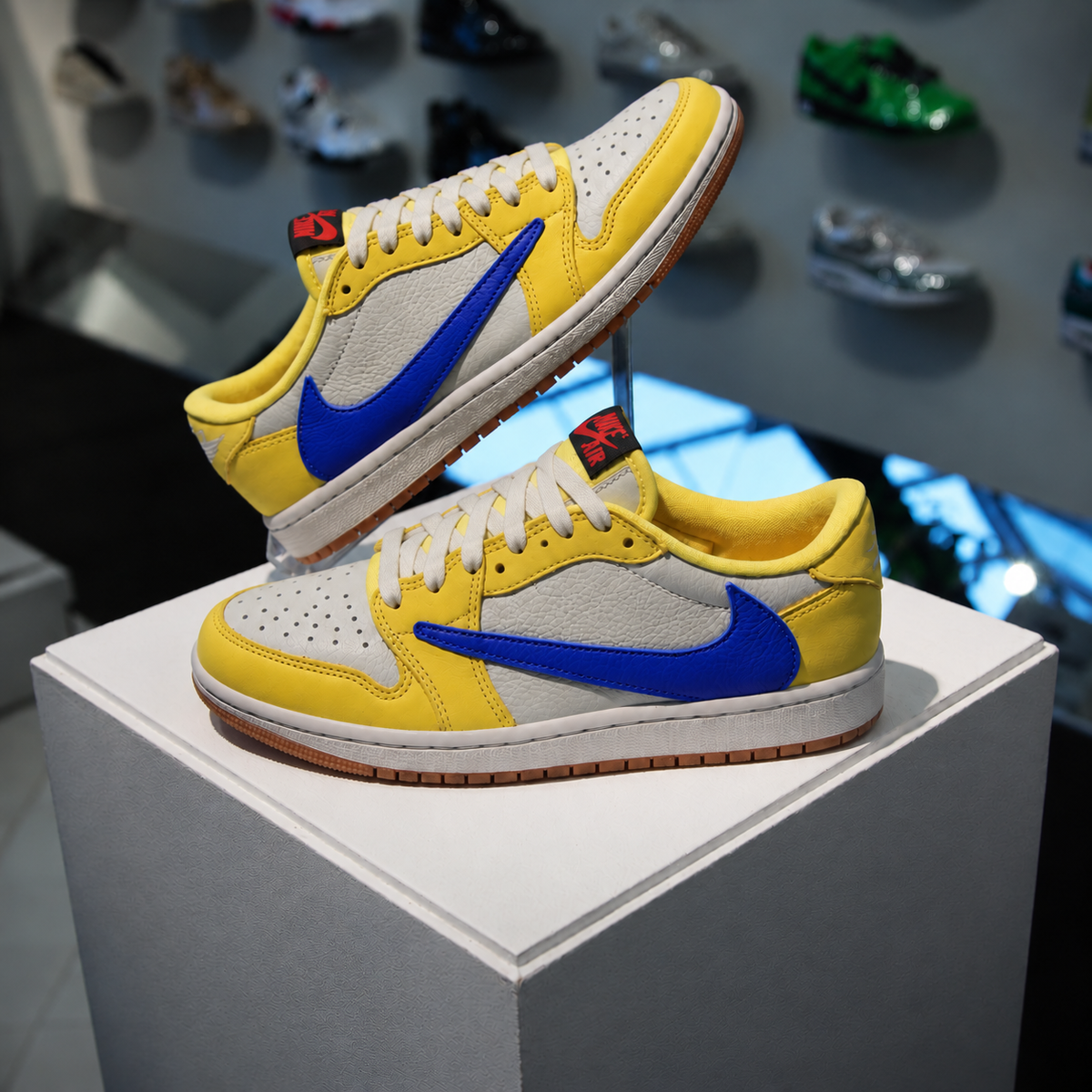 Jordan 1 Retro Low OG SP Travis Scott Canary W in de winkel met echte kleuren en premium leren afwerking
