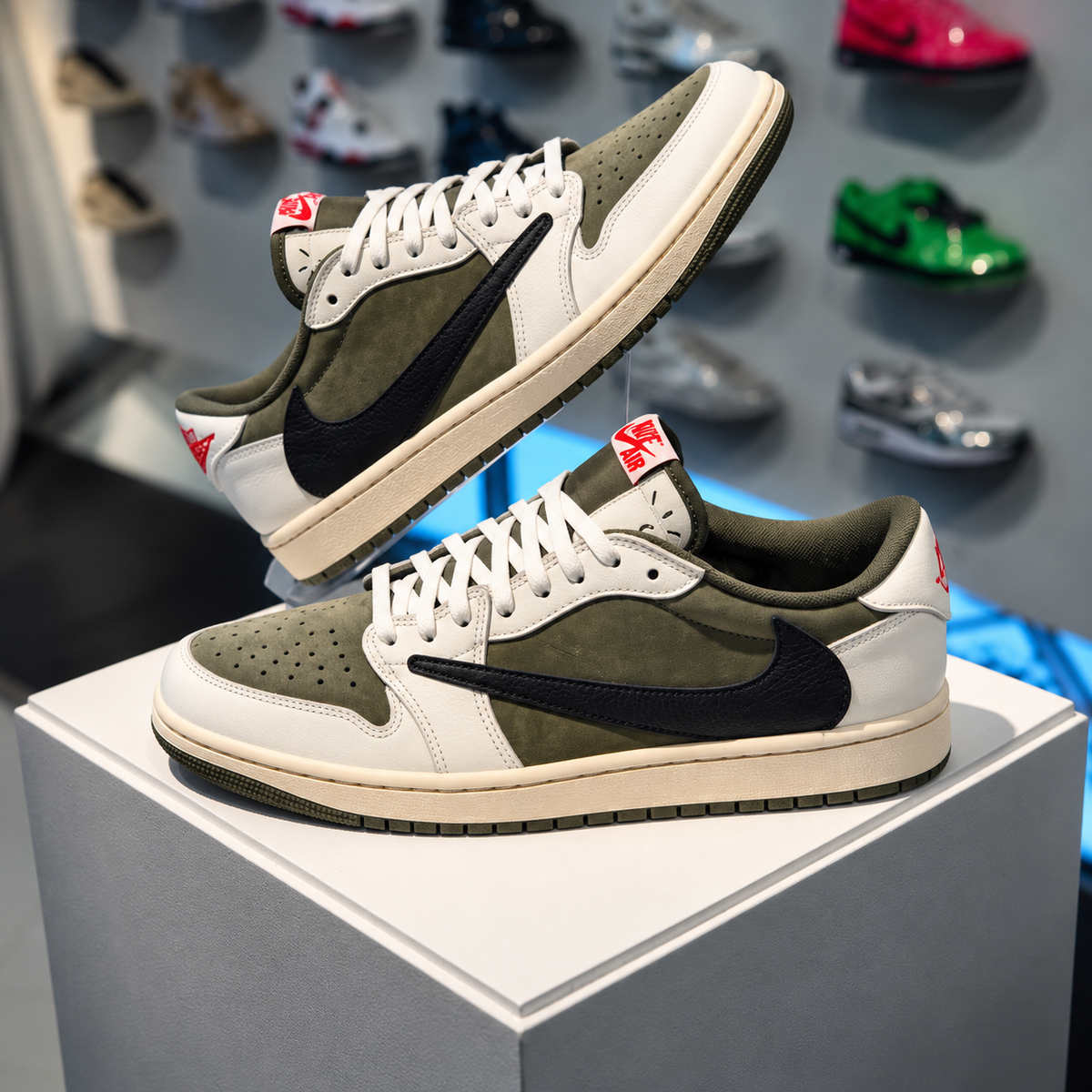 Jordan 1 Retro Low OG SP Travis Scott Medium Olive in de winkel met echte kleuren en premium leren en suède afwerking