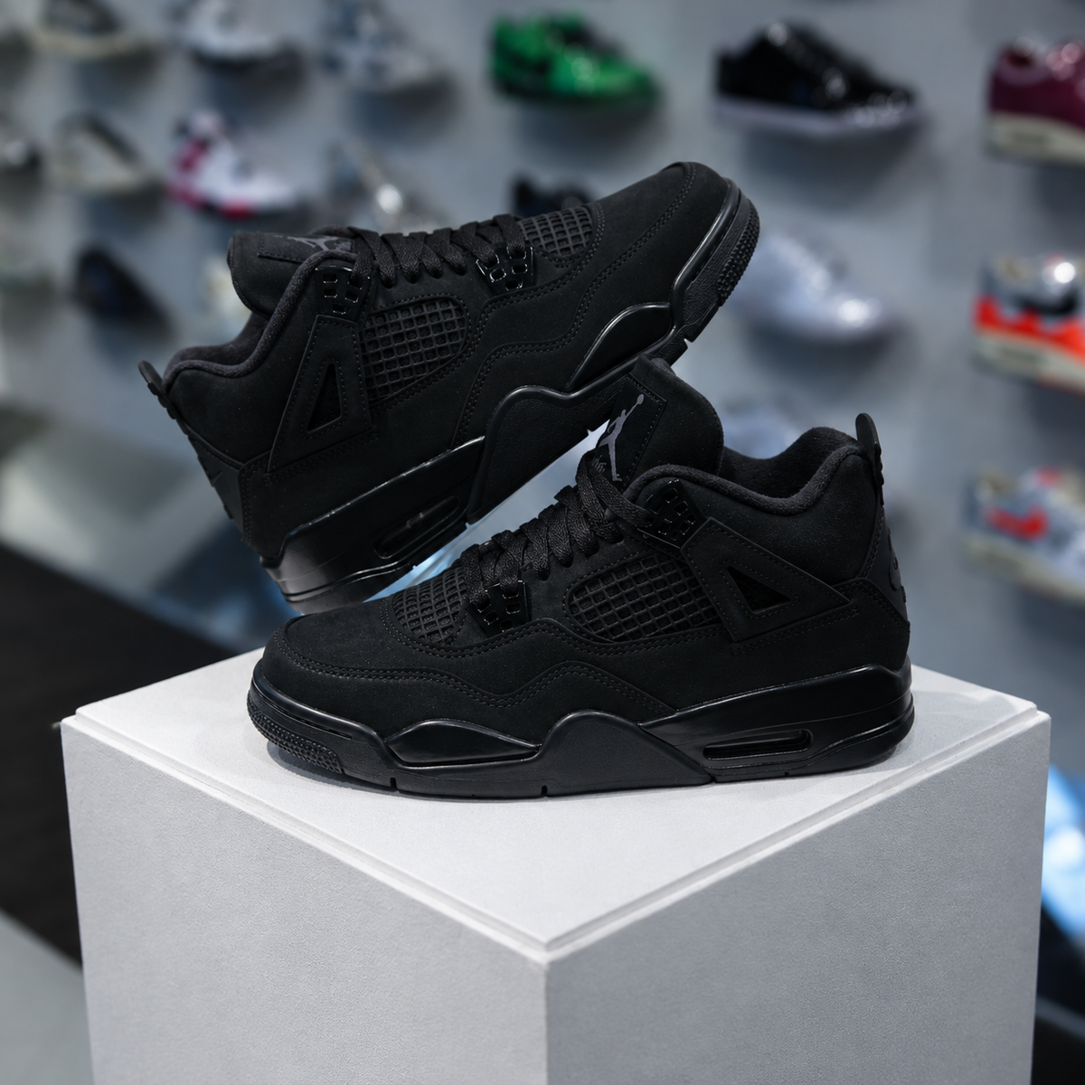 Jordan 4 Retro Black Cat 2025 GS in de winkel met echte kleur en premium zwarte nubuck afwerking
