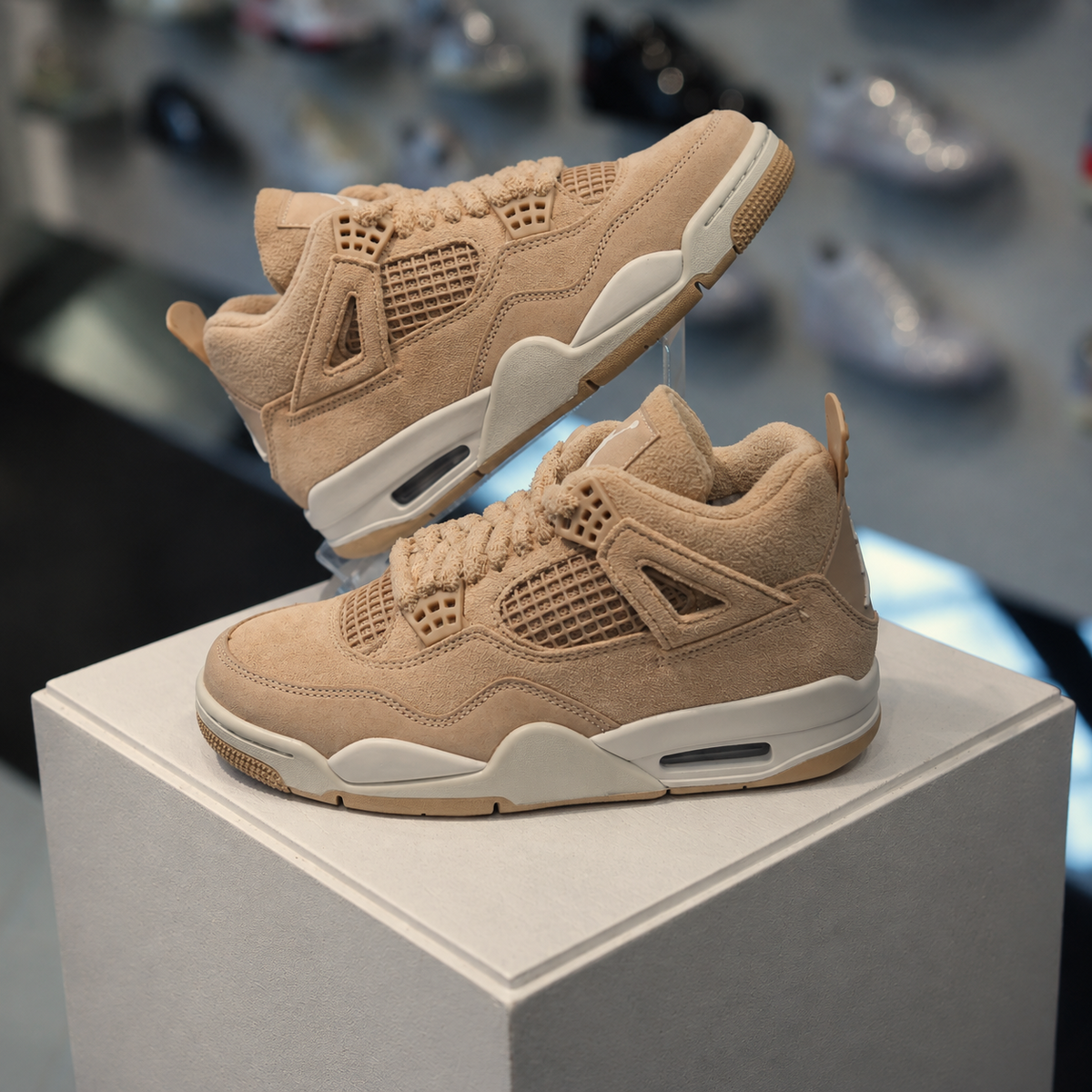 Jordan 4 Retro Cozy Girl in de winkel met echte kleur en premium afwerking