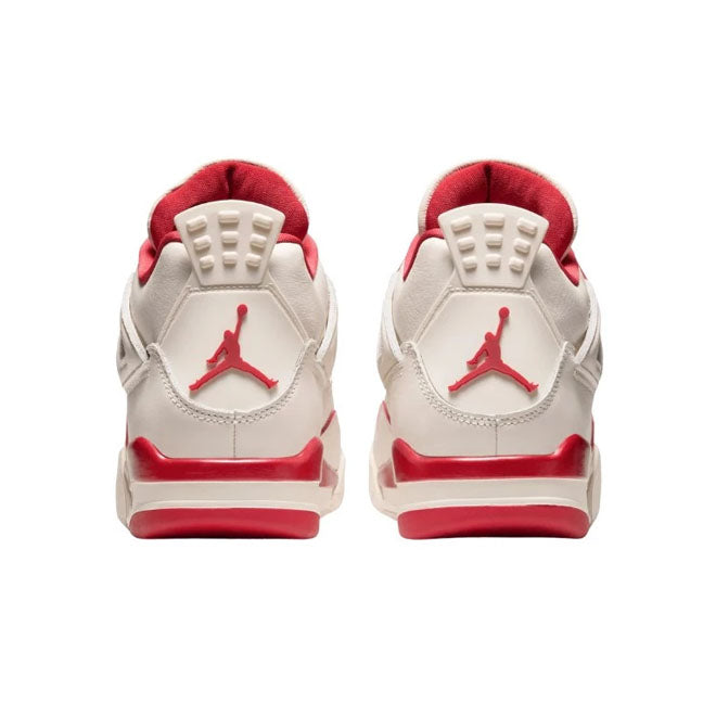 Jordan 4 Retro Valentines Day Sierra Red achterkant met Jumpman branding en roze details