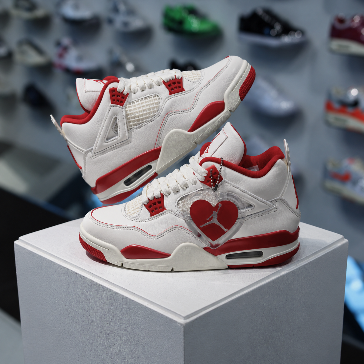 Jordan 4 Retro Valentine's Day Sierra Red in de winkel met echte kleur en premium leren afwerking