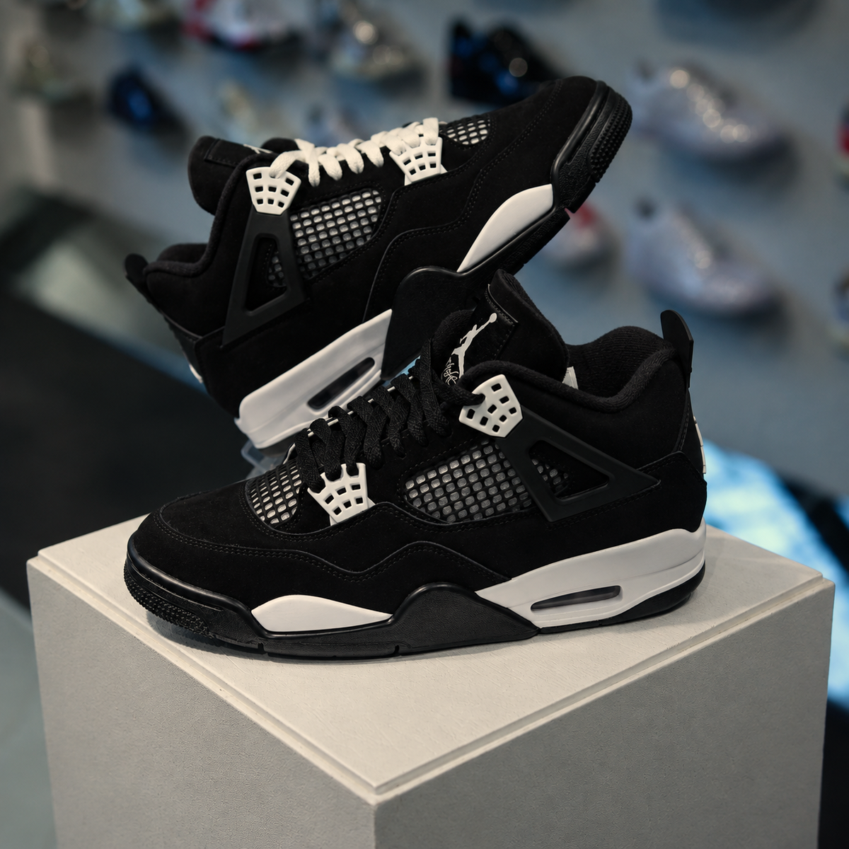 Jordan 4 Retro White Thunder in de winkel met echte kleur en premium afwerking