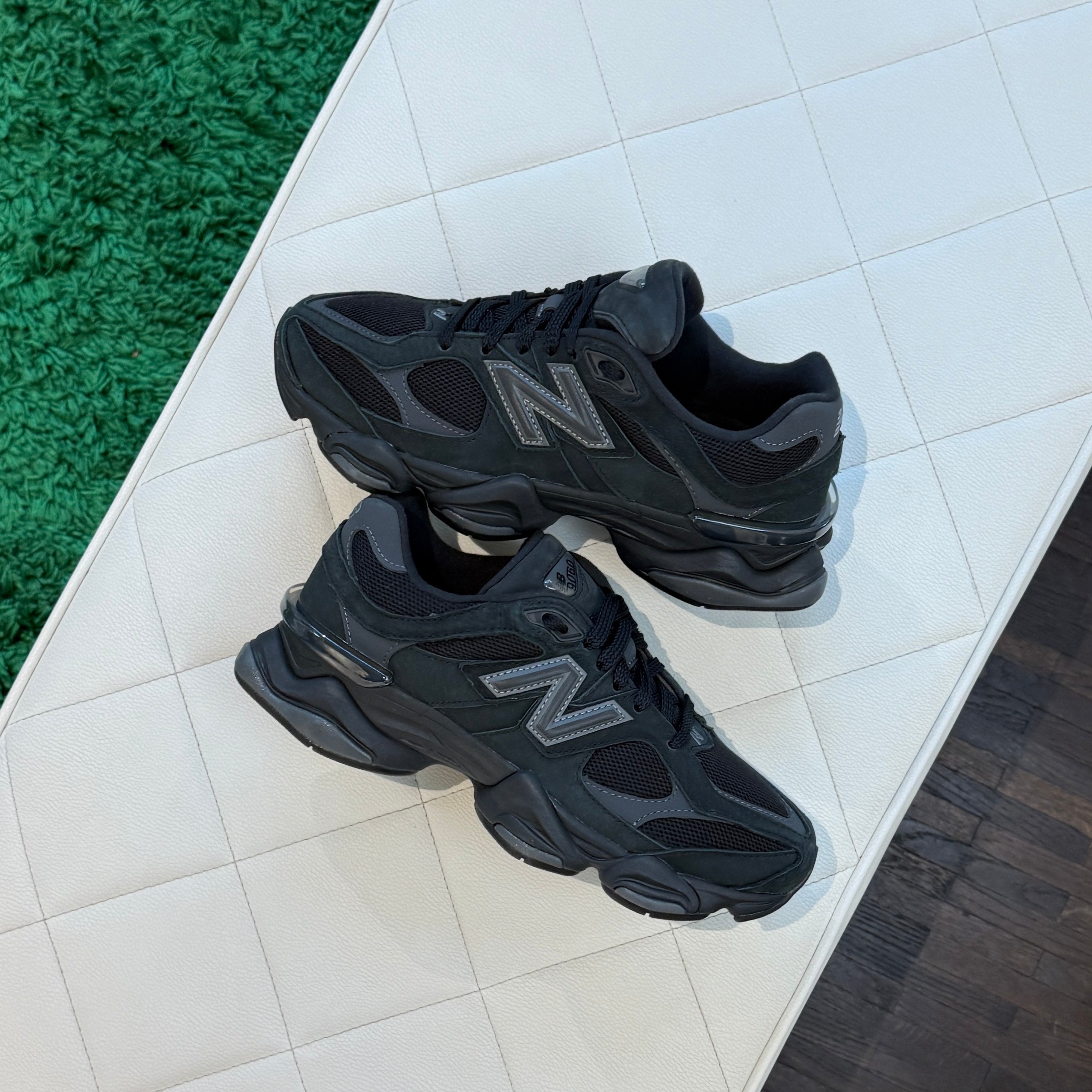 New Balance 9060 Black Cement in store foto echte kleur en look