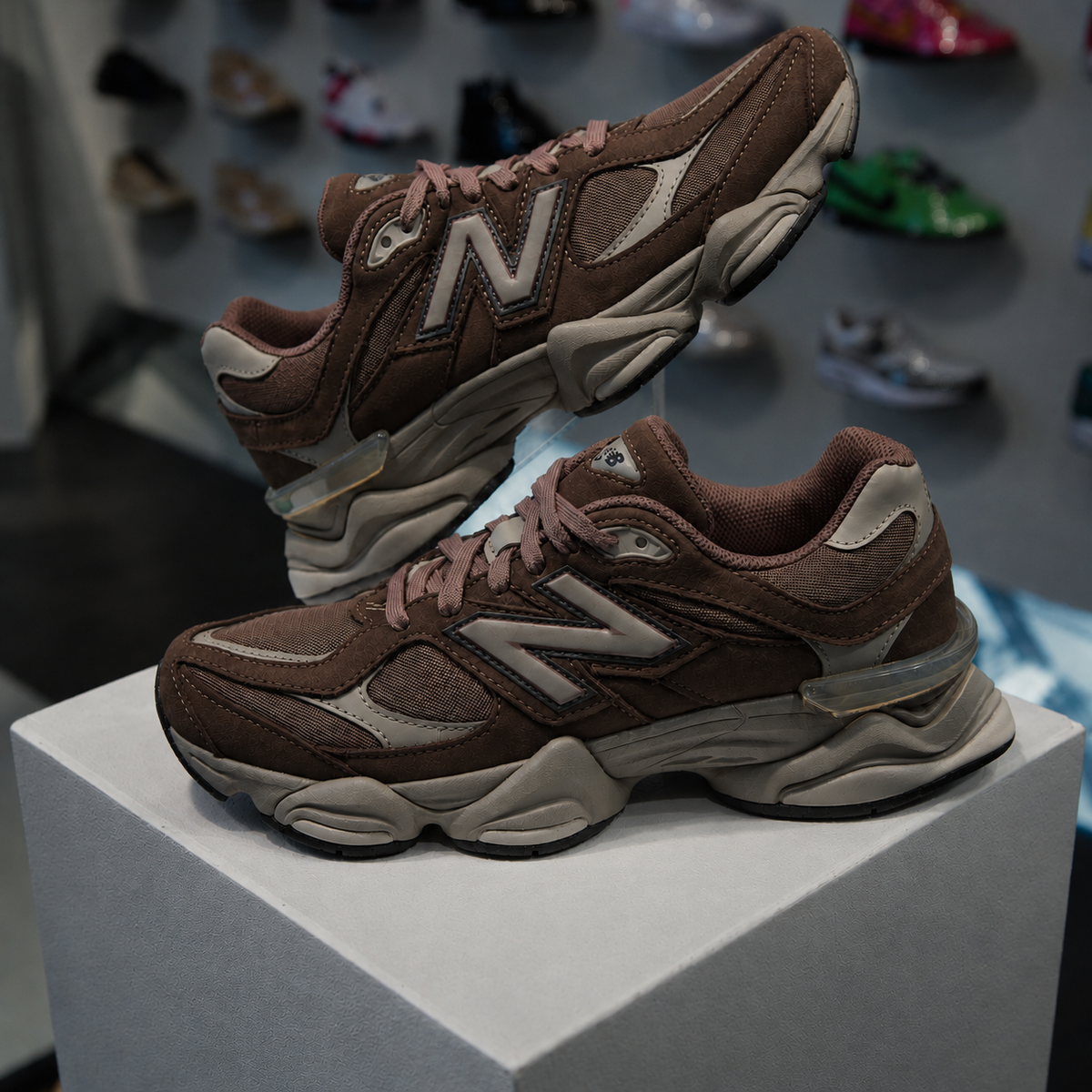 New Balance 9060 Mono Cortado in de winkel met echte kleur en premium suède afwerking