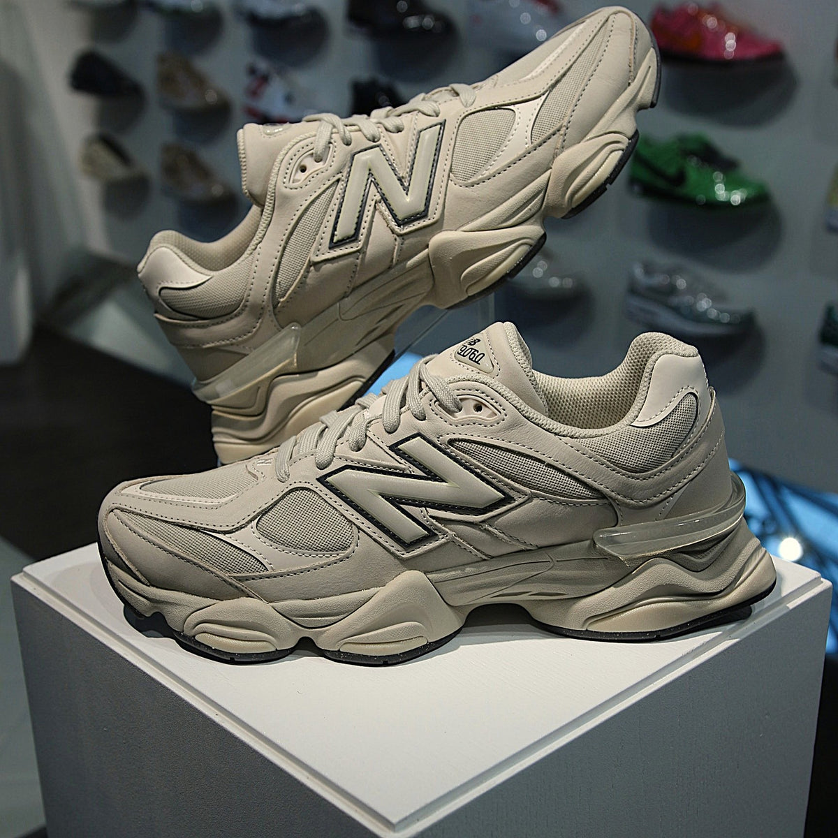 New Balance 9060 Mono Shipyard in de winkel met echte kleur en premium suède afwerking
