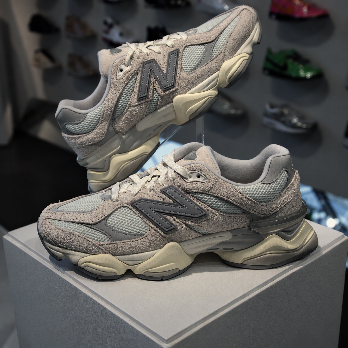 New Balance 9060 Moonbeam Sea Salt in de winkel met echte kleur en premium suède afwerking