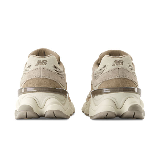New Balance 9060 Mushroom achterkant met New Balance branding en bruine details