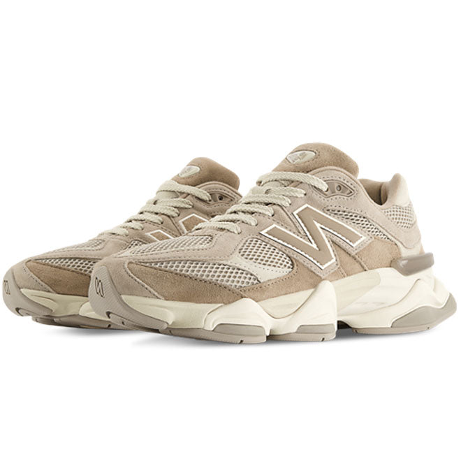 New Balance 9060 Mushroom zijkant met mesh en suède upper en ABZORB demping